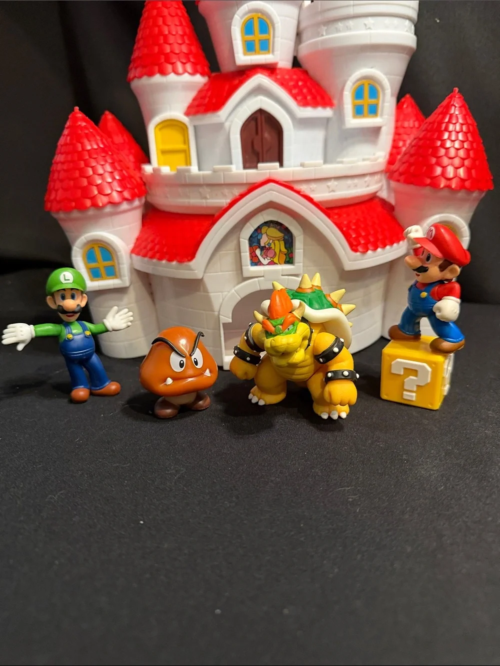 Nintendo Super Mario Mushroom Kingdom Castle Peach Castle & 4 Figures